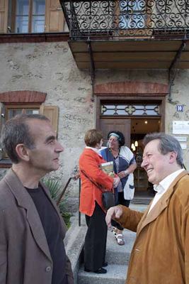 Gäste unterhalten sich vor dem Eingang des Museums der Stadt Grafing unter einem schmiedeeisernen Balkon