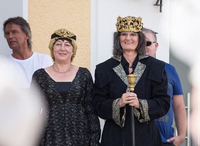 Das schwarze Königspaar: Dame mit goldenem Haarnetz und König mit Goldkrone, Zepter und schwarzem Mantel