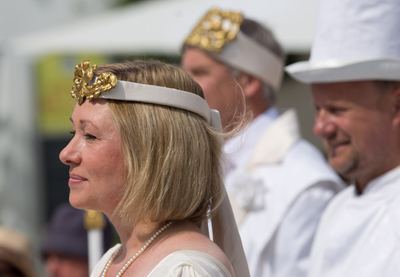 Weiße Dame mit goldverziertem Stirnband im Profil, hinter ihr der weiße König und ein weißer Turm