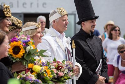 Weißer König und schwarzer Läufer mit Urkunden, daneben die Damen mit Blumensträußen nach der Partie