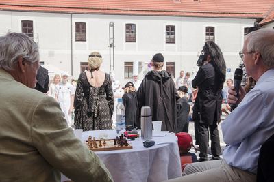 Vom Kommentatorentisch mit Analysebrett aus gesehen: die schwarzen Figuren mit Springerköpfen auf dem Spielfeld