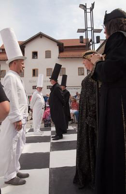 Weiße Türme und schwarze Läufer stehen sich auf dem Feld gegenüber, rechts das schwarze Königspaar