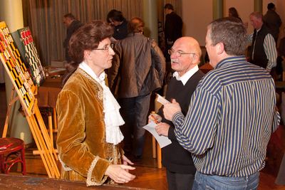 Nach der Vorstellung im Gespräch: der Darsteller mit zwei Herausforderern, einer hält sein Partieformular