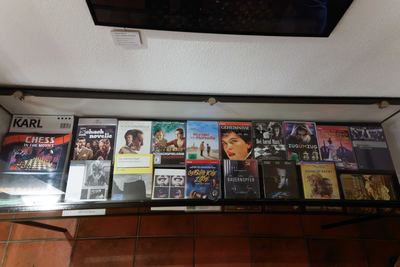 Vitrine mit DVD-Hüllen und Filmzeitschriften über Schach im Kino, ausgestellt in der Stadtbücherei Grafing