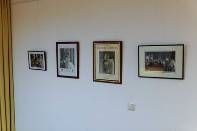 Weiße Wand mit vier gerahmten historischen Schwarz-Weiß-Filmfotos und einem französischen Zeitschriftentitel zu Schach