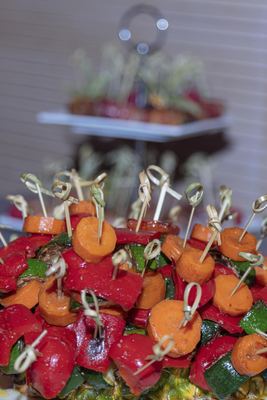 Buffet-Häppchen: Spieße mit Karotten, roter Paprika und Zucchini, dahinter eine Etagere