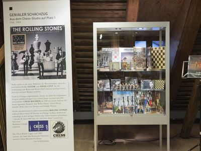 Ausstellungsbanner „Genialer Schachzug“ über eine Rolling-Stones-Platte, daneben eine Vitrine mit Plattencovern, CDs und Schachfiguren