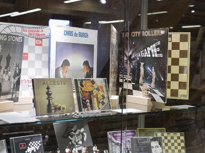 Vitrine mit Schallplatten- und CD-Hüllen, die Schachbretter, Schachfiguren und Spielszenen auf dem Cover zeigen