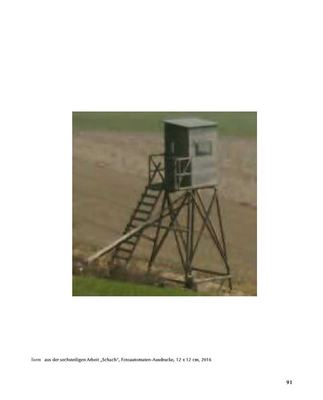 Unscharfer Fotoautomaten-Ausdruck eines hölzernen Hochsitzes am Feldrand, als „Turm“ Teil einer sechsteiligen Schach-Arbeit.