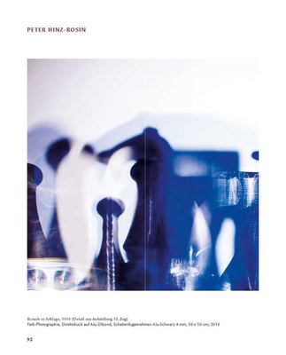 Blau getönte, mehrfach belichtete Farbfotografie mit verschwommenen Silhouetten von Schachfiguren, Detail einer historischen Partie.