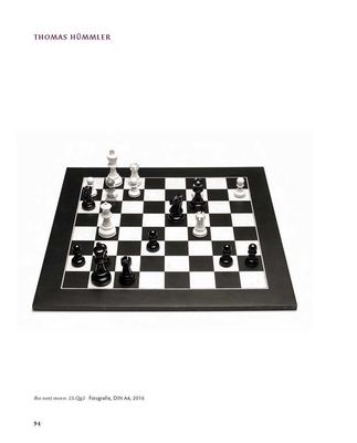Sachliche Fotografie eines schwarzweißen Schachbretts mit einer Mittelspielstellung vor weißem Grund, Titel „the next move: 23.Qg3“.