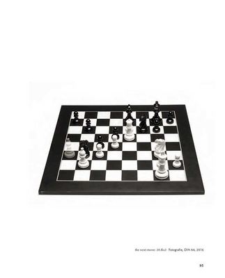 Schachbrett mit weißen und schwarzen Figuren in einer weiteren Partiestellung vor weißem Hintergrund, Titel „the next move: 30.Ba3“.