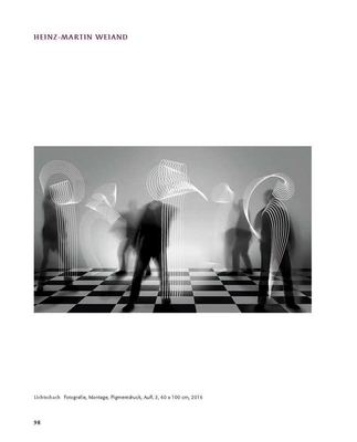 Fotomontage „Lichtschach“: schemenhafte Gestalten mit spiralförmigen Lichtspuren auf einem schwarzweiß karierten Boden.