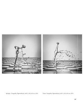 Zwei Fotografien von Wasserspritzern über Schachbrettboden, die wie die Figuren „Springer“ und „Dame“ geformt sind.