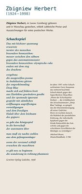 Texttafel mit dem Gedicht „Schachspiel“ eines polnischen Dichters über das Match gegen den Schachcomputer Deep Blue.