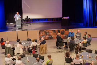 Saal im Alten Speicher von oben: Redner am Pult, Leinwand, Gäste an Tischen und Banner „50 Jahre Schachunion Ebersberg-Grafing“